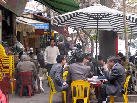 Cơm bụi vỉa hè vẫn giữ giá cao sau Tết.