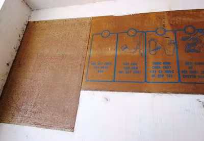 Biển nội quy báo cháy và hiệu lệnh chữa cháy gỉ sét và hư hỏng từ lâu nhưng vẫn được trưng dụng.