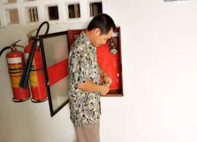 Sau khi nghe báo cáo, ông Nguyễn Trung Tín, phát lệng báo cháy để lực lượng PCCC tại chung cư diễn tập. Thật bất ngờ, loay hoay mãi, người bảo vệ chung cư chưa thể gắn ống vào miệng nước để chữa cháy.