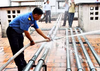 Sau khi phát lệnh chữa cháy hơn 17 phút, miệng nước tại họng chữa cháy mới được phun ra. Đầu vòi chữa cháy bung ra, nước bắn tung tóe lên người nhân viên bảo vệ tòa nhà.