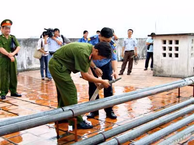 Loay hoay mãi không thể gắn được vòi nước chữa cháy lại như cũ, một chiến sĩ CS PCCC phải tận tay chỉ cho nhân viên bảo vệ cách gắn lại vòi chữa cháy.