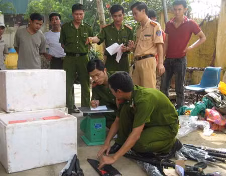 Lực lượng CSGT kiểm tra tang vật thu giữ trên xe khách BKS 98K-6748.