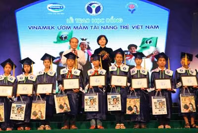 Hơn 1.000 học sinh tiểu học nhận học bổng Vinamilk ảnh 1