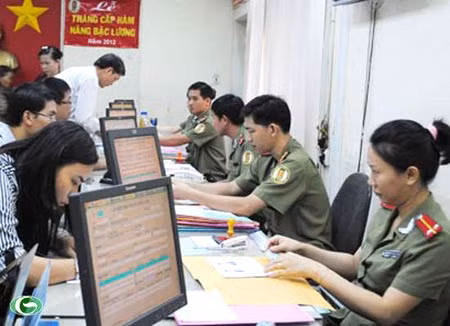 Làm thủ tục cấp hộ chiếu cho người dân.