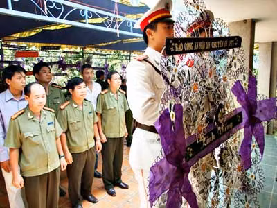 Đoàn Báo CAND - Chuyên đề ANTG đến viếng đồng chí Đại tá Lý Đại Bàng.