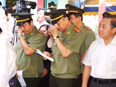 Khi điếu văn do đồng chí Đại tá Lê Đông Phong, Phó Bí thư Đảng ủy, Phó Giám đốc Công an TP cất lên đã làm nước mắt của những người đồng đội không khỏi xúc động.