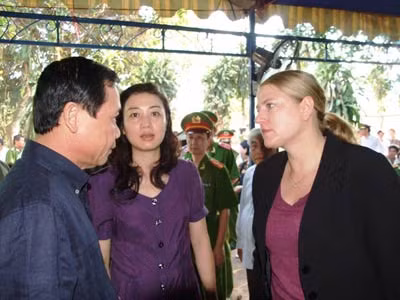 Bà Penny Spies, sĩ quan liên lạc cao cấp cảnh sát Liên Bang Úc cũng kịp có mặt trong thời điểm tiễn biệt người đồng nghiệp của mình.
