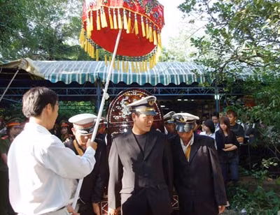 Linh cữu Đại tá Lý Đại Bàng dần tiến ra xe về nơi an nghỉ chốn vĩnh hằng.