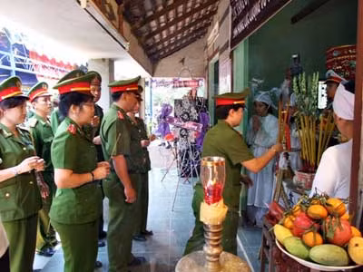 Các ban ngành, đoàn thể cũng đã đến thăm hỏi và gửi vòng hoa viếng đồng chí Đại tá Lý Đại Bàng.
