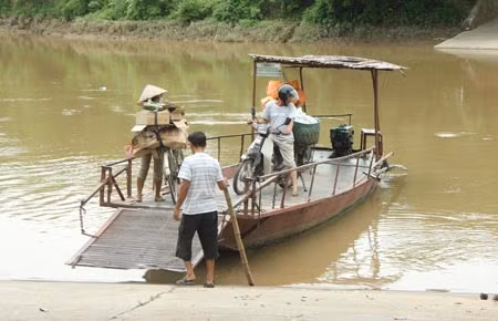 Suốt mấy năm qua, ông Khương chèo đò miễn phí cho nhân dân.