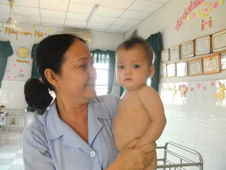 Tình thương của các mẹ còn cao hơn cả sự sợ hãi bệnh tật.