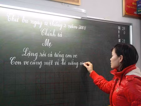 Nên khuyến khích các em nhỏ tập viết chữ đẹp.