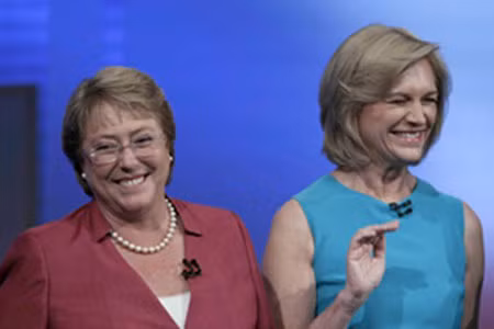 Michelle Bachelet (trái) và Evelyn Matthei.