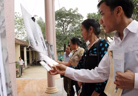 Người lao động cần được trang bị kiến thức, kỹ năng an toàn trước khi đi làm việc ở nước ngoài (Trong ảnh: Người dân xã Hà Bắc, Hà Trung-Thanh Hóa tìm hiểu thông tin tại UBND xã).