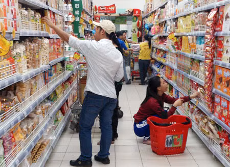 Người tiêu dùng chọn mua hàng tại siêu thị