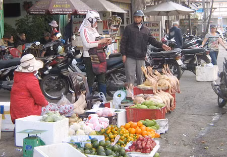 Nỗi lo hàng hóa mất vệ sinh ở phố núi.