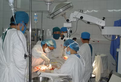 Các bác sĩ đang tiến hành một ca phẫu thuật tạo hình.