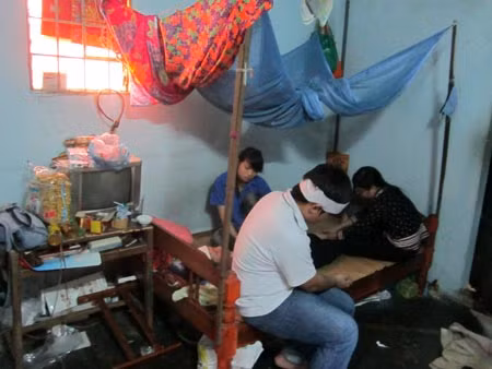 Bà Phạm Thị Thoan, mẹ của Việt khóc ngất trước cái chết của con trai mình.