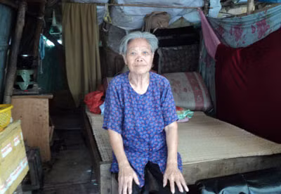 Bà The trong túp lều bằng bạt của mình.