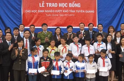 Đại tá Nguyễn Phúc Bồng, Trưởng ban Pháp luật - Bạn đọc, Báo CAND và ông Lương Quang Ban, Phó Tổng Giám đốc Công ty Bảo hiểm nhân thọ Prudential Việt Nam, cùng cán bộ Phòng PX15, Công an huyện Yên Sơn, Tuyên Quang trong lễ trao học bổng cho học sinh nghèo vượt khó ở xã Hùng Lợi. Ảnh: Nguyễn Hưng.