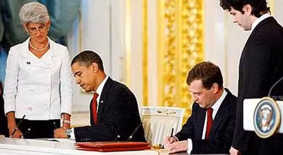 Tổng thống Obama (trái) và Tổng thống Medvedev ký thỏa thuận trước về cắt giảm vũ khí hạt nhân vào tháng 7/2009.