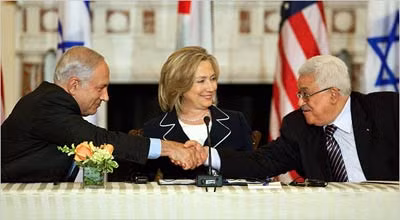 Tổng thống Palestine Mahmoud Abbas (phải) bắt tay với Thủ tướng Israel Benjamin Netanyahu tại Phòng phía Đông Nhà Trắng trước sự chứng kiến của Ngoại trưởng Mỹ.