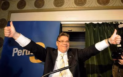 Chủ tịch đảng True Finns, Timo Soini ăn mừng chiến thắng ở Helsinki hôm 17/4.