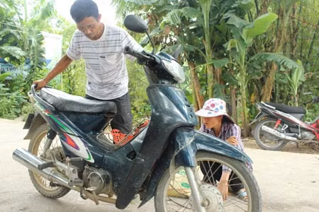 Không chỉ lái đò, ông còn giúp bà con sửa xe và những việc lặt vặt khác.