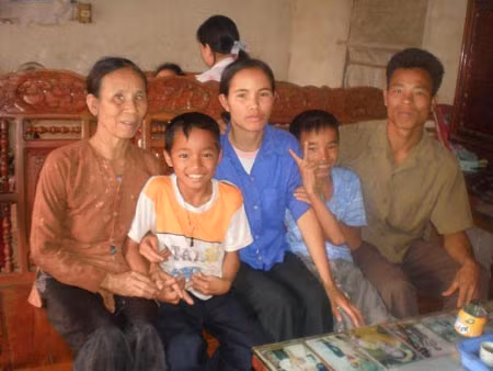 Bà Mấm (mẹ chị Hồng) cùng vợ chồng anh Khoa và các cháu.