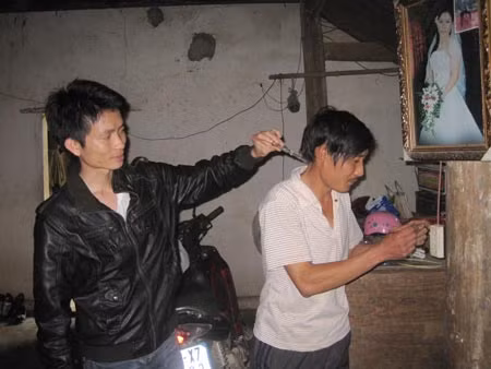 Khi anh Hùng cầm vào nguồn điện thì người khác dùng bút điện đặt vào bất cứ bộ phận nào trên cơ thể của anh đều có điện.
