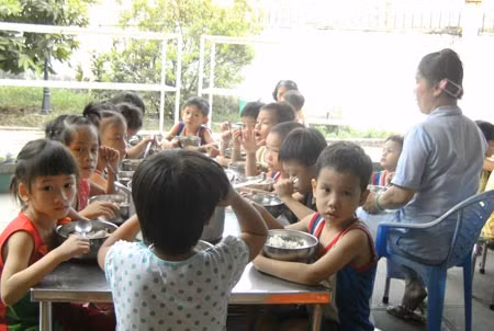 Bữa ăn chiều của các bé khoa măng non.