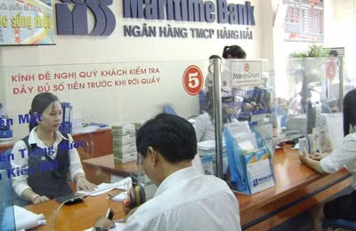 Khách hàng giao dịch tại Maritime Bank.
