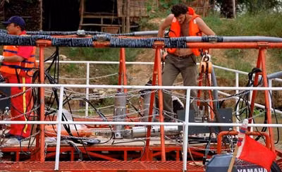 Các chuyên gia kiểm tra thiết bị súng hơi trước khi bắt tay vào chiến dịch thu nổ địa chấn tại Đồng Tháp và Long An.