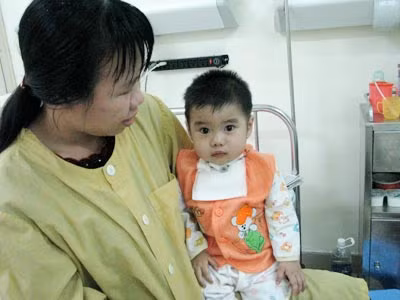 Mẹ con bé Thiều Thị Huyền trong Bệnh viện Tim Hà Nội.
