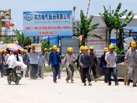 Lao động phổ thông người nước ngoài làm việc tại Công ty TNHH cổ phần điện khí Đông Phương.