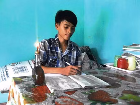 Các em học sinh ở thôn Thanh Khê B đều phải miệt mài con chữ dưới ánh đèn dầu.