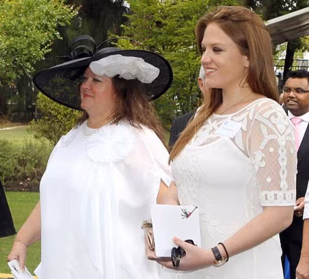 Nữ tỷ phú Rinehart và cô con gái út Ginia Rinehart.