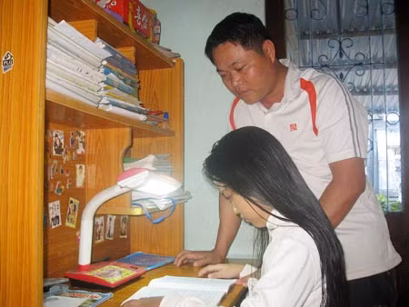 Anh Dũng đang dạy con gái học tại nhà.