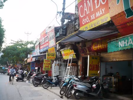 Nhiều cửa hàng cầm đồ hiện đang kiêm thêm dịch vụ cầm cố giấy tờ xe.