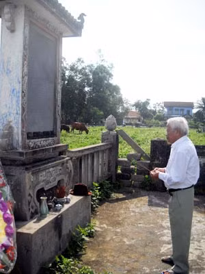 Cụ Phạm Bá Khanh thắp hương trước bia Đàn Nghĩa Trũng.