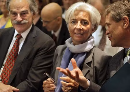 Tổng Giám đốc IMF Christine Lagarde đang bàn thảo với các quan chức IMF về các biện pháp tháo gỡ khó khăn cho nền kinh tế thế giới hiện nay.