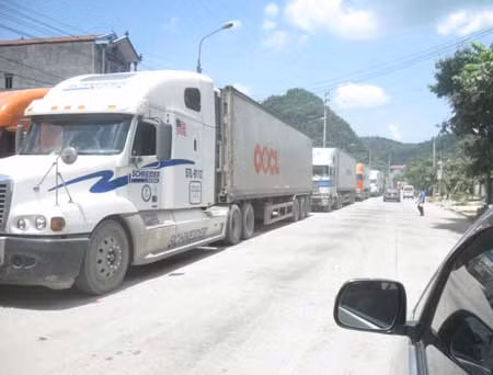 Lạng Sơn: Xe container xếp hàng dài chờ thông quan ảnh 1