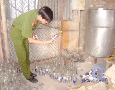 Cơ quan chức năng kiểm tra một cơ sở sản xuất rượu vi phạm về nhãn mác. Ảnh: T.H..