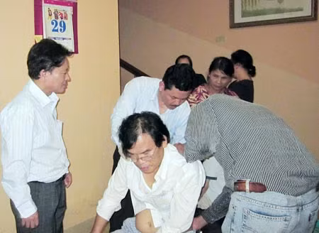 “Di” gai đốt cột sống cho anh Bùi Sơn Long.