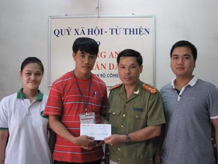 DN Võng xếp Duy Lợi giúp đỡ cháu Hồ Quang Minh 10 triệu đồng ảnh 1