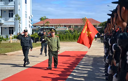 Thứ trưởng duyệt đội danh dự của Trung đoàn CSCĐ Tây Nguyên.