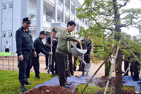 Và trồng cây lưu niệm tại khuôn viên đơn vị.