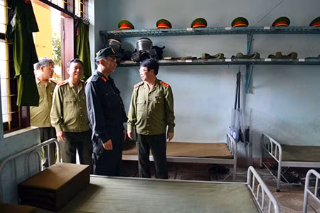 Thứ trưởng cùng Đoàn công tác đã đi thăm hỏi nơi ăn ở, sinh hoạt, động viên tinh thần tập luyện của cán bộ chiến sỹ Trung đoàn. Ảnh 9: Và trồng cây lưu niệm tại khuôn viên đơn vị.