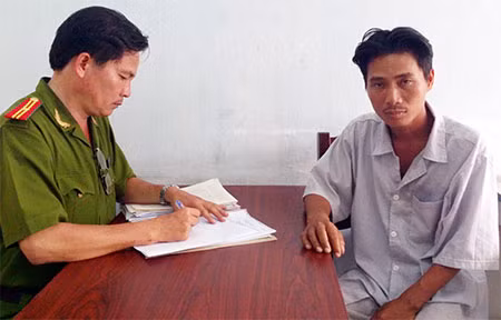 Công an đang ghi lời khai của Truyền.