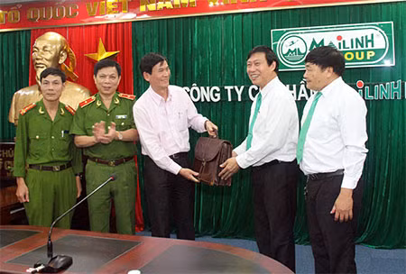 Đại diện Công ty cổ phần Mai Linh Miền Bắc; Cục Cảnh sát truy nã tội phạm trao trả tài sản thất lạc cho khách hàng.